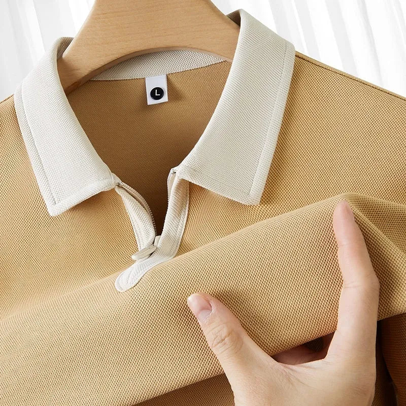 Zipper and lapel polo shirt in solid colour with short sleeves and loose fit design
