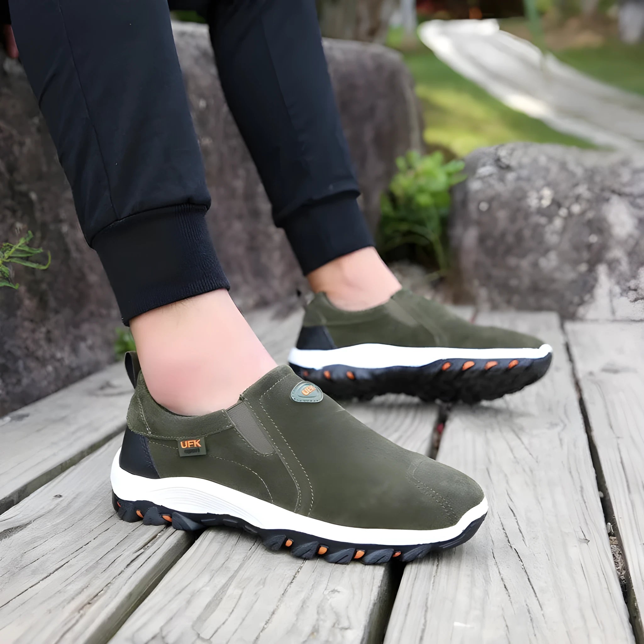 Frosted men's canvas mountaineering shoes with TPR sole and flat heel in black ZUODI label