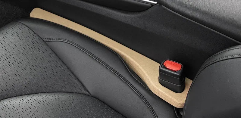 Car seat gap sealing strip in polyresin with handle for leak-proof interior protection