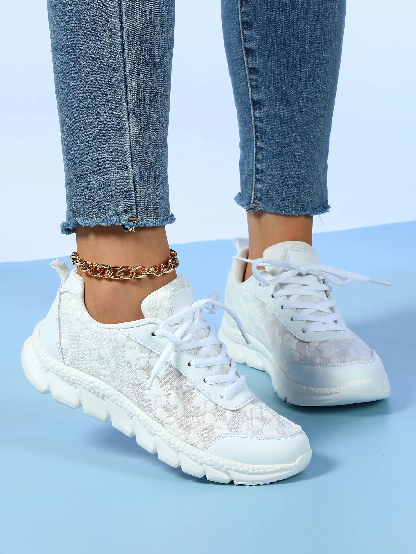 Breathable lightweight white women's casual sports shoes low top mid heel MD sole round toe lace-up