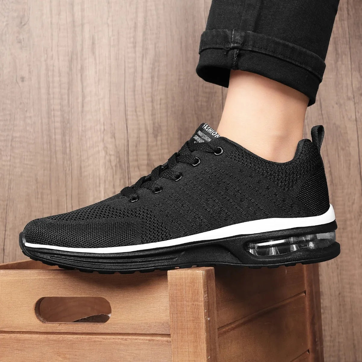 Casual Flyknit breathable running shoes in multiple colours with mesh upper and round toe