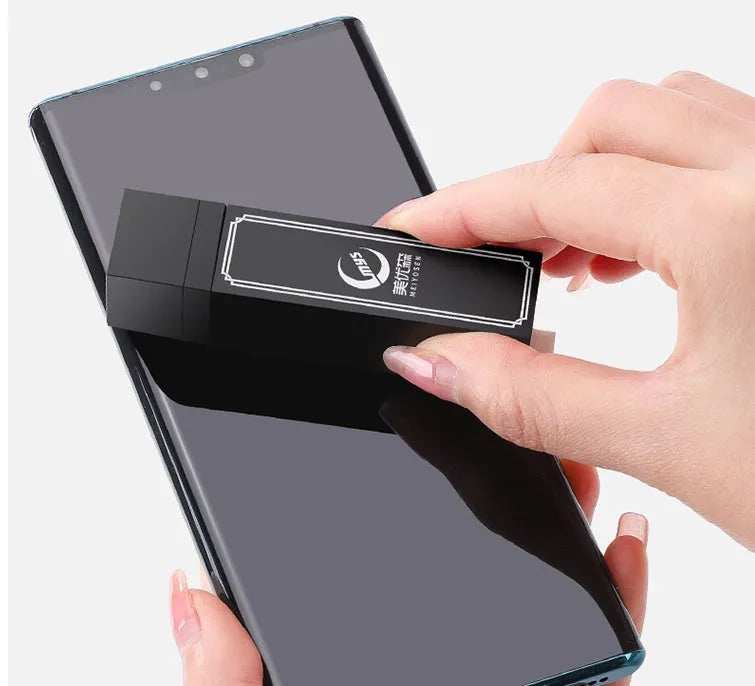 Black pack of 40 disposable screen cleaner cloths for mobile phones and tablets