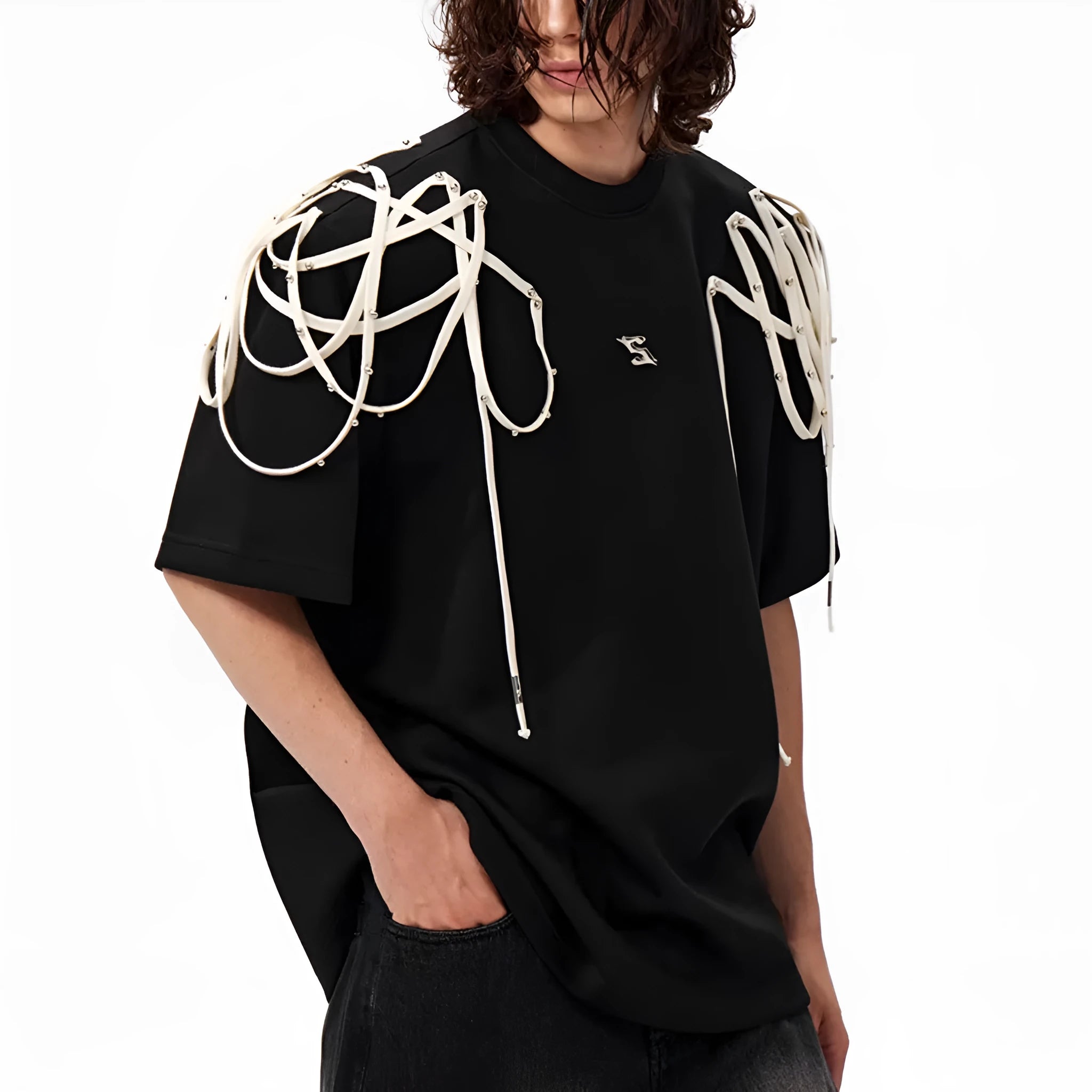 Black short-sleeved t-shirt with rivet ribbon padded shoulders and round neck collar