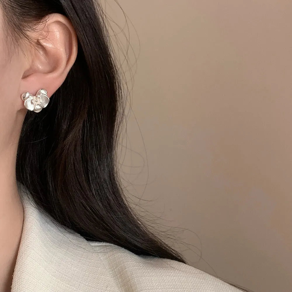 Women's retro floral earrings with gold or silver electroplated finish and petal design