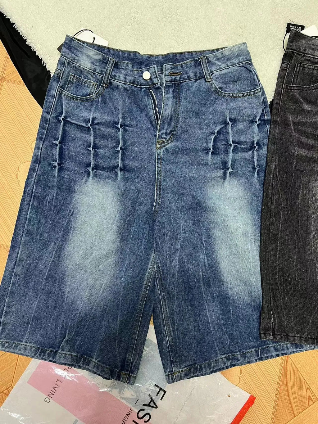 Men's loose straight-leg cropped denim shorts in retro washed style with zip fly