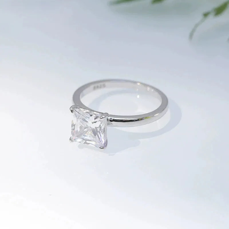 Simple geometric women's ring in 925 sterling silver, available in gold, rose gold, and silver tones.