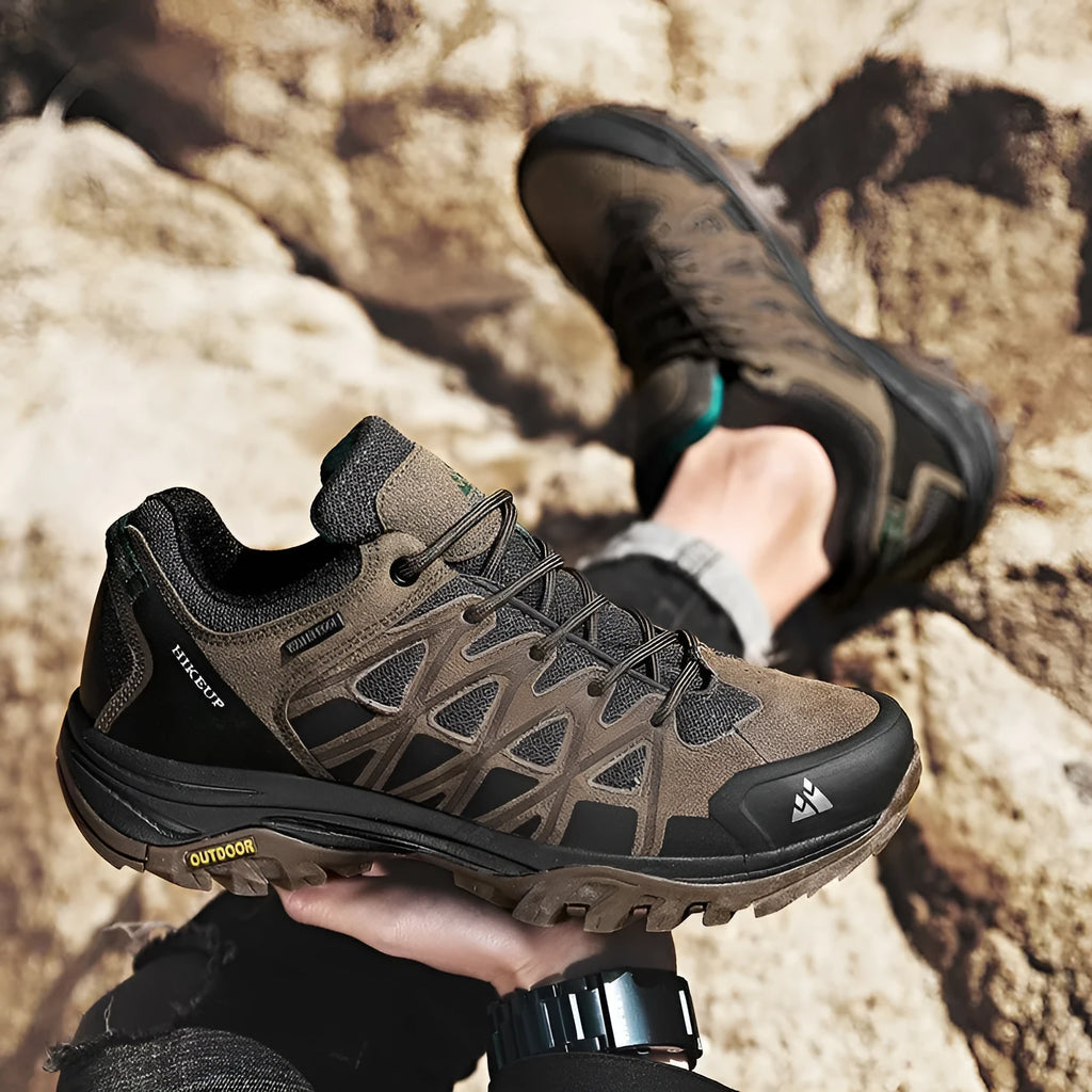 Men's climbing shoe in synthetic leather with round toe and shallow cut, shown in khaki colour.