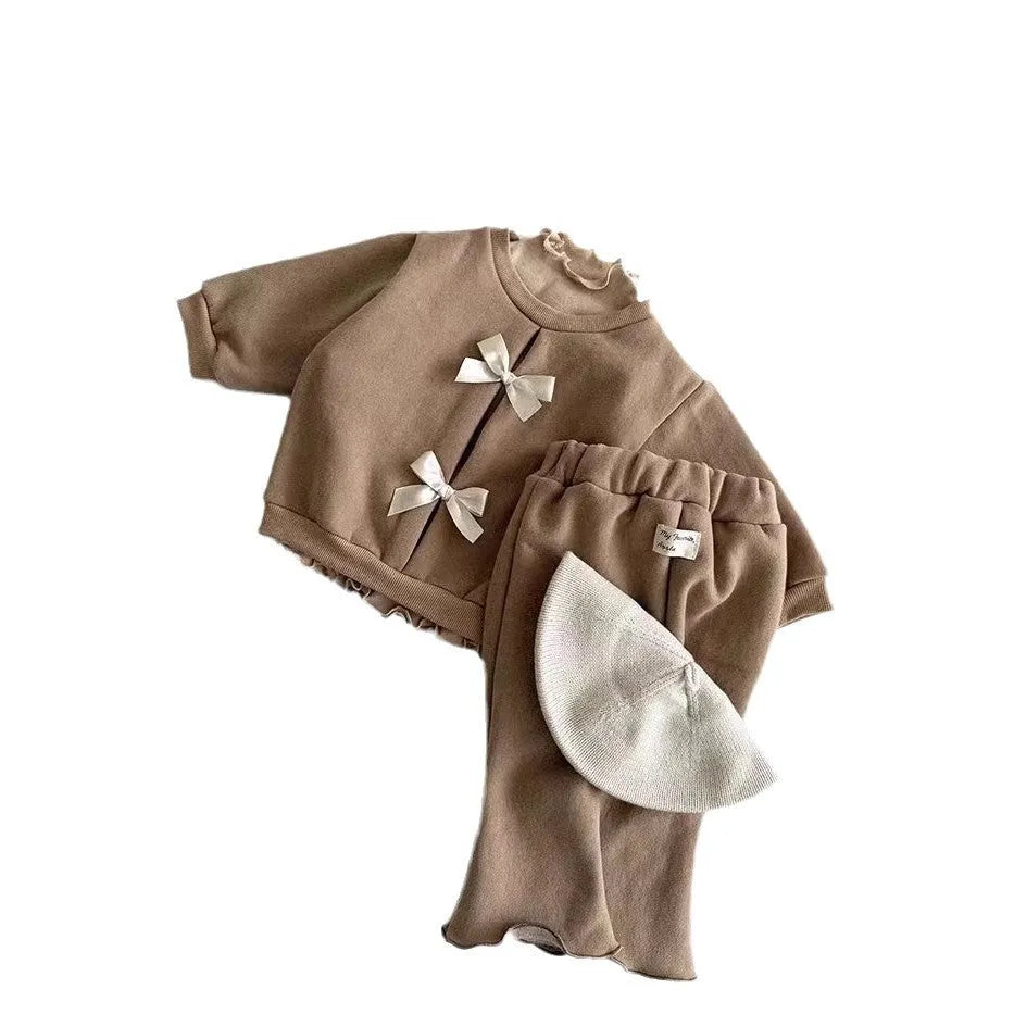 Cotton blouse and pants set for girls with wooden buttons and matching hat in beige