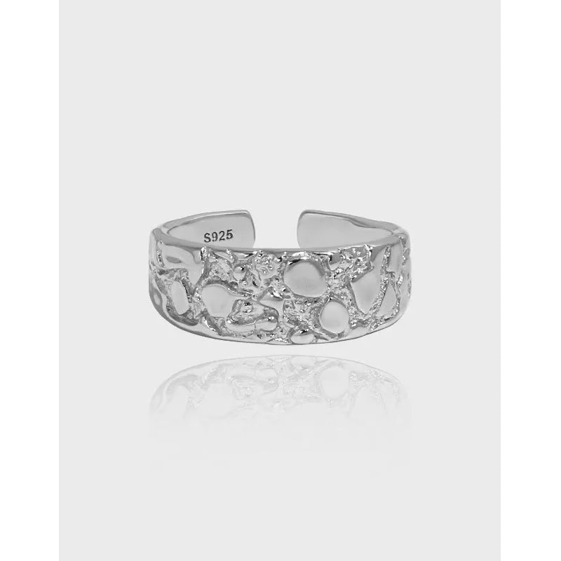 Adjustable opening S925 silver ring with hammered texture in white gold colour
