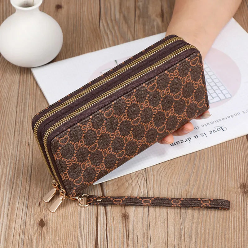 Long wallet clutch in PU leather with retro print design and zipper closure