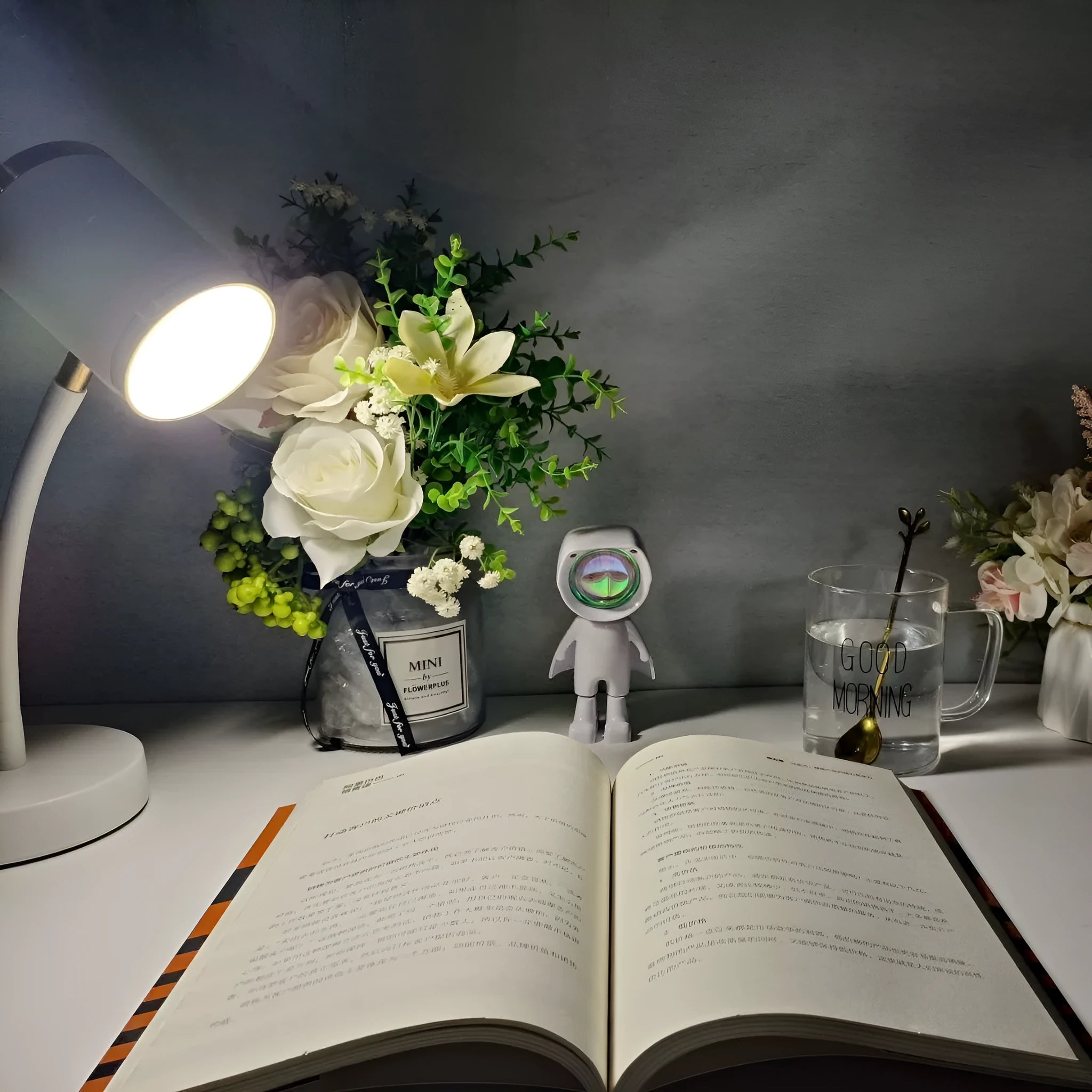 Black and white double-headed metal studio lamp for live streaming and photography.