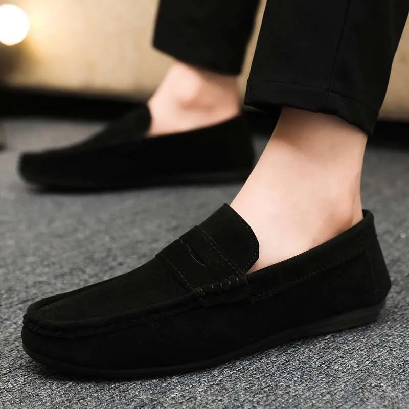 Men's black Gommino Korean fashion slip-on shoes with round toe and grape particle detailing