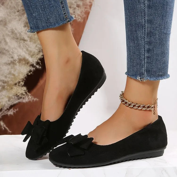 Women's bowknot flats with round toe, flat heel, low upper and rubber sole in black, green or red