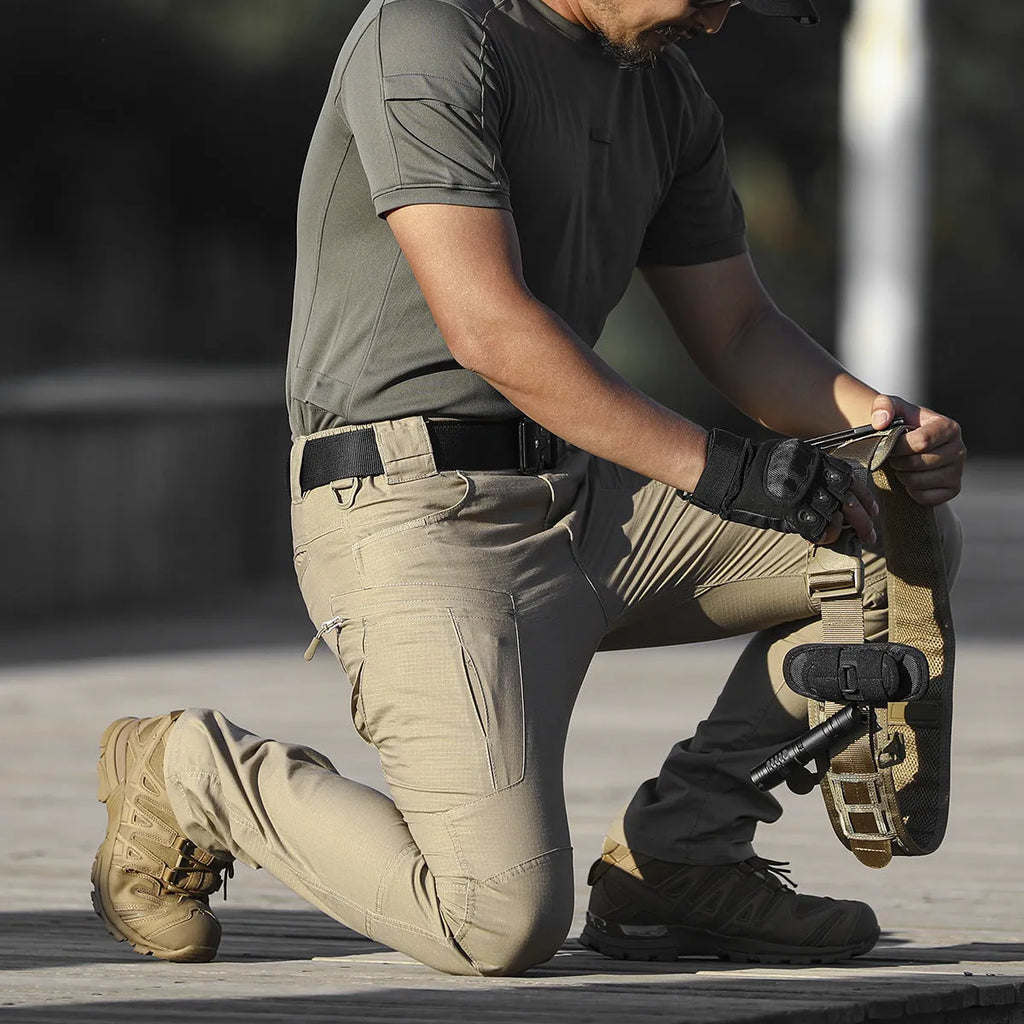 Loose multi-pocket men's cargo pants in khaki cotton blend fabric with multiple pockets and drawstring waist