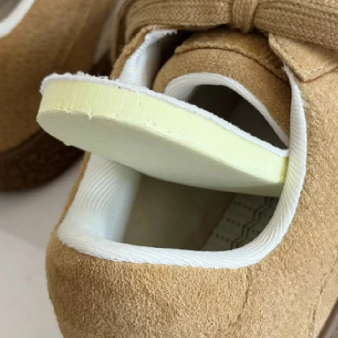 Women's lace-up casual sneakers with flat rubber sole, round toe, mixed upper, in camel or grey