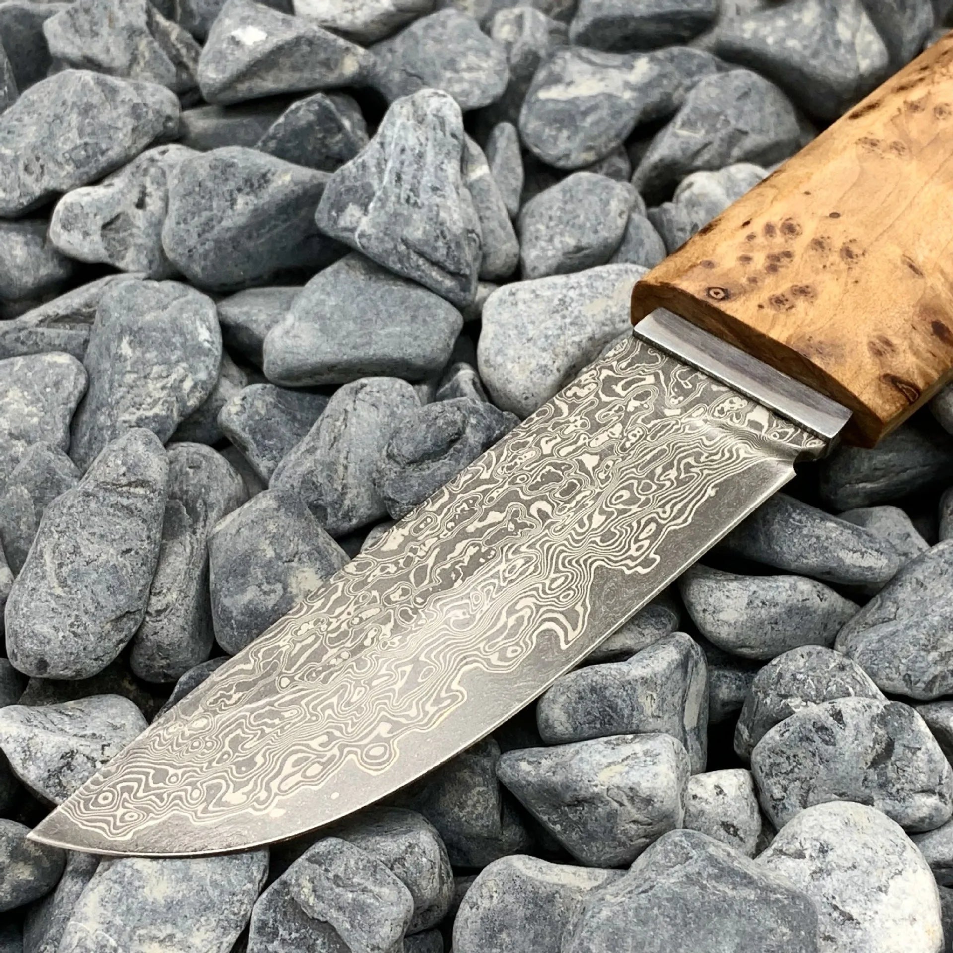 White Shadow Damascus pattern camping knife with Thuja wood handle, showing full 18cm length.