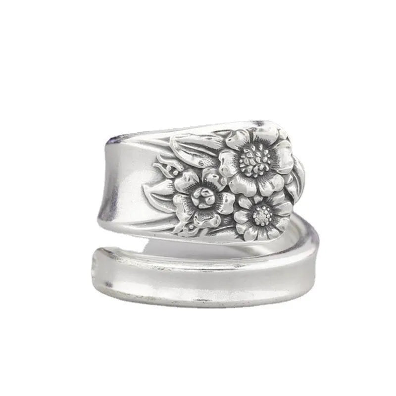 Retro flower shaped copper adjustable ring with daisy design on hand