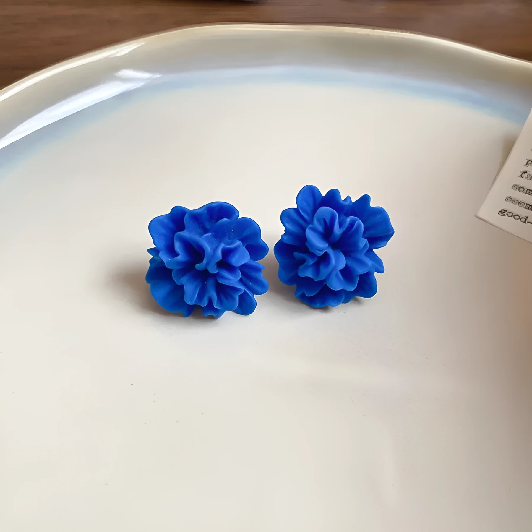 Women's geometric earrings with silver needle blue resin flower design and round elements