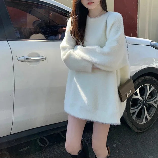 Mid-length acrylic pullover jumper in mink-like wool, loose fit, long sleeves, available in five colours.