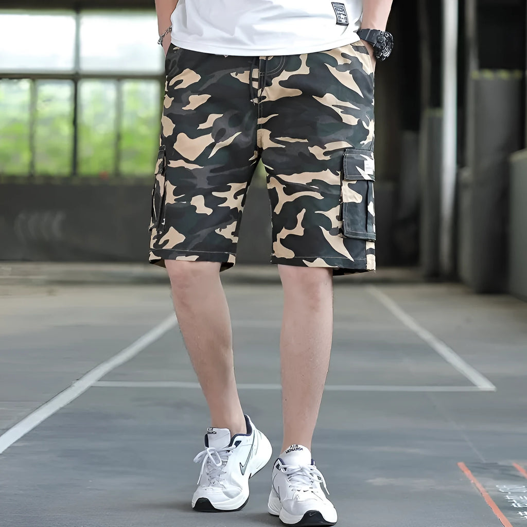 Loose fit men's casual trousers in camouflage colour with a Korean style and thin fifth pants design.