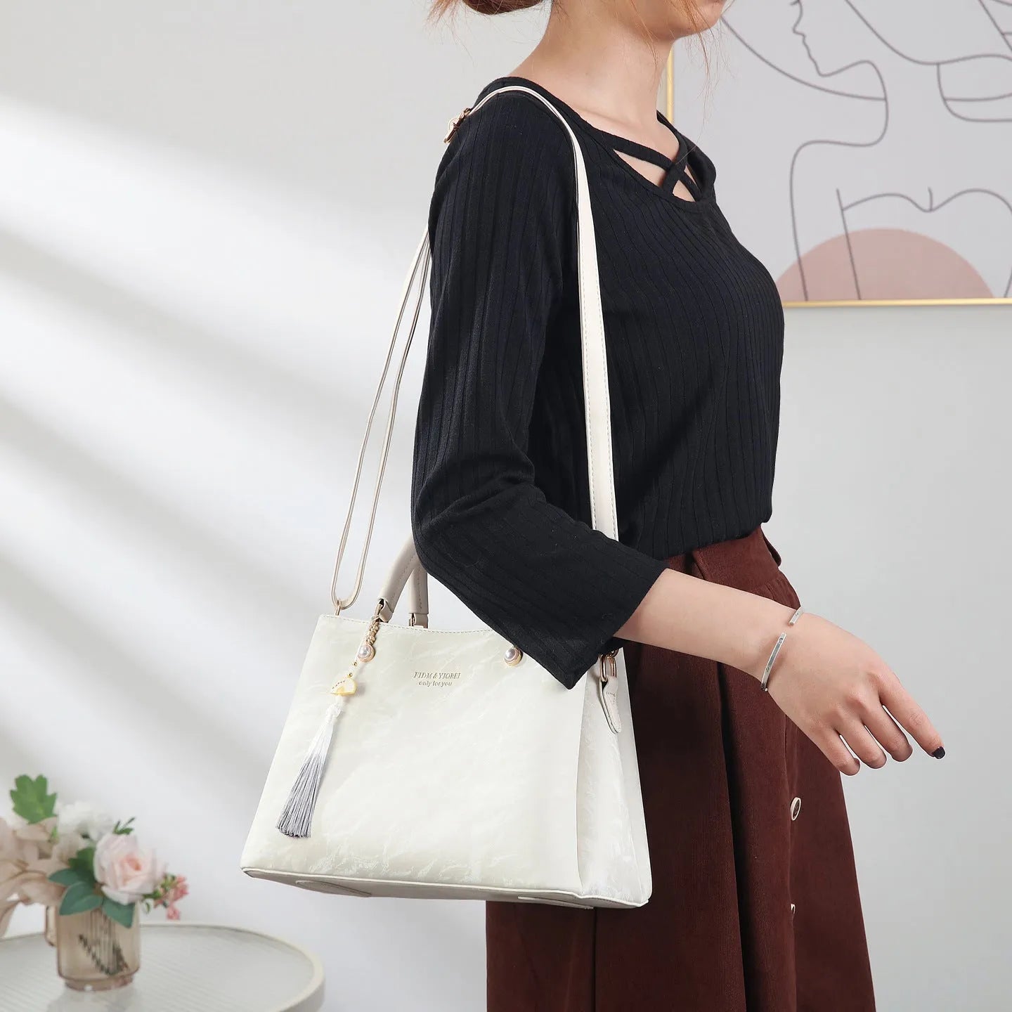 Women's urban simplicity shoulder bag in horizontal square shape with slit pocket, available in black, red, green, or beige