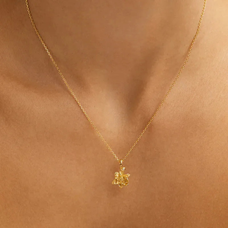 Women's creative all-match flower pendant necklace made of 304 stainless steel with 18K gold electroplating, 45cm chain length