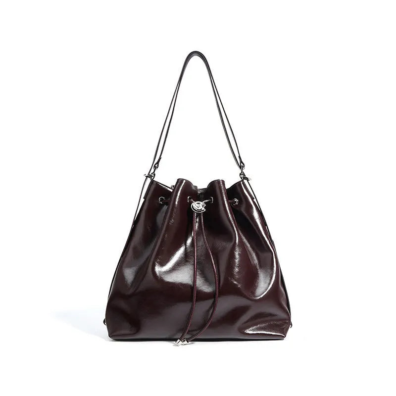 Genuine leather one-shoulder bucket bag in retro style with multiple internal compartments