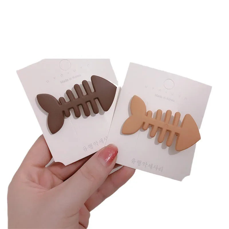 Minimalist fishbone design plastic barrette duckbill clip in a candy colour for side bangs.
