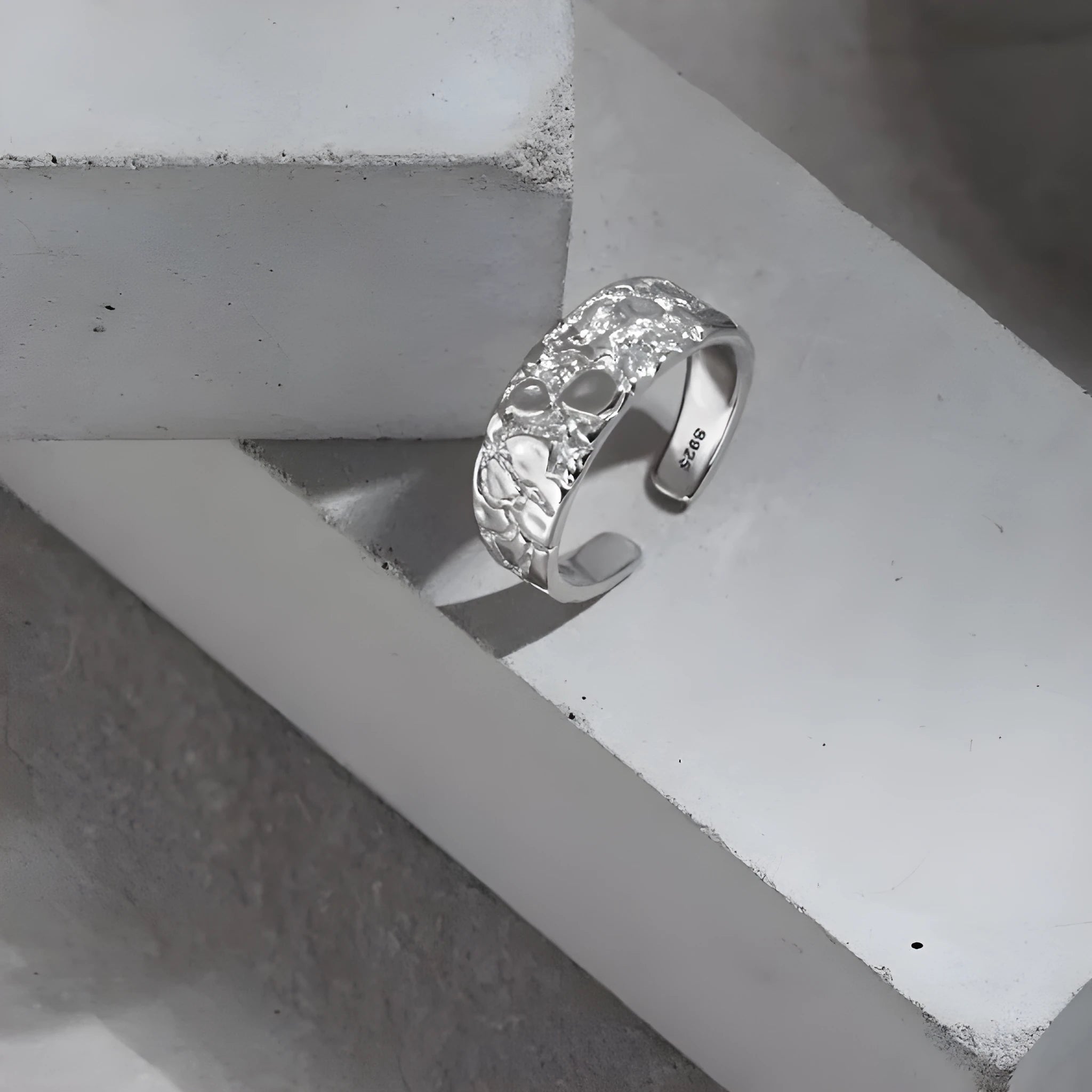Adjustable opening S925 silver ring with hammered texture in white gold colour
