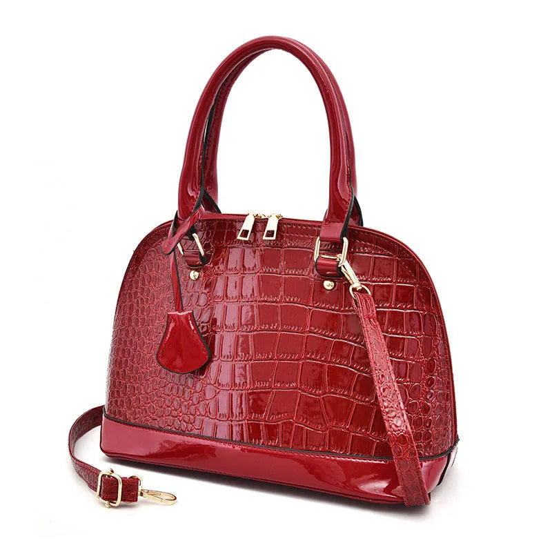 Shiny PU crossbody bag in shell shape measuring 22x30x15cm with polyester lining in black colour