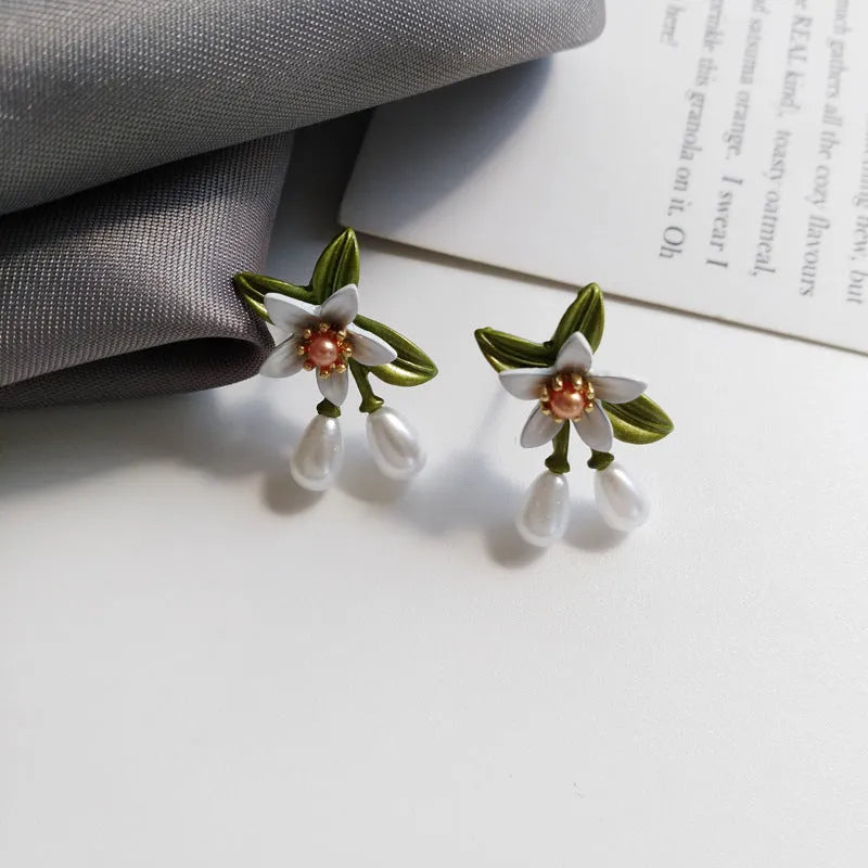 Flower-shaped women's earrings with sterling silver needle details and dual stud/clip wearing options