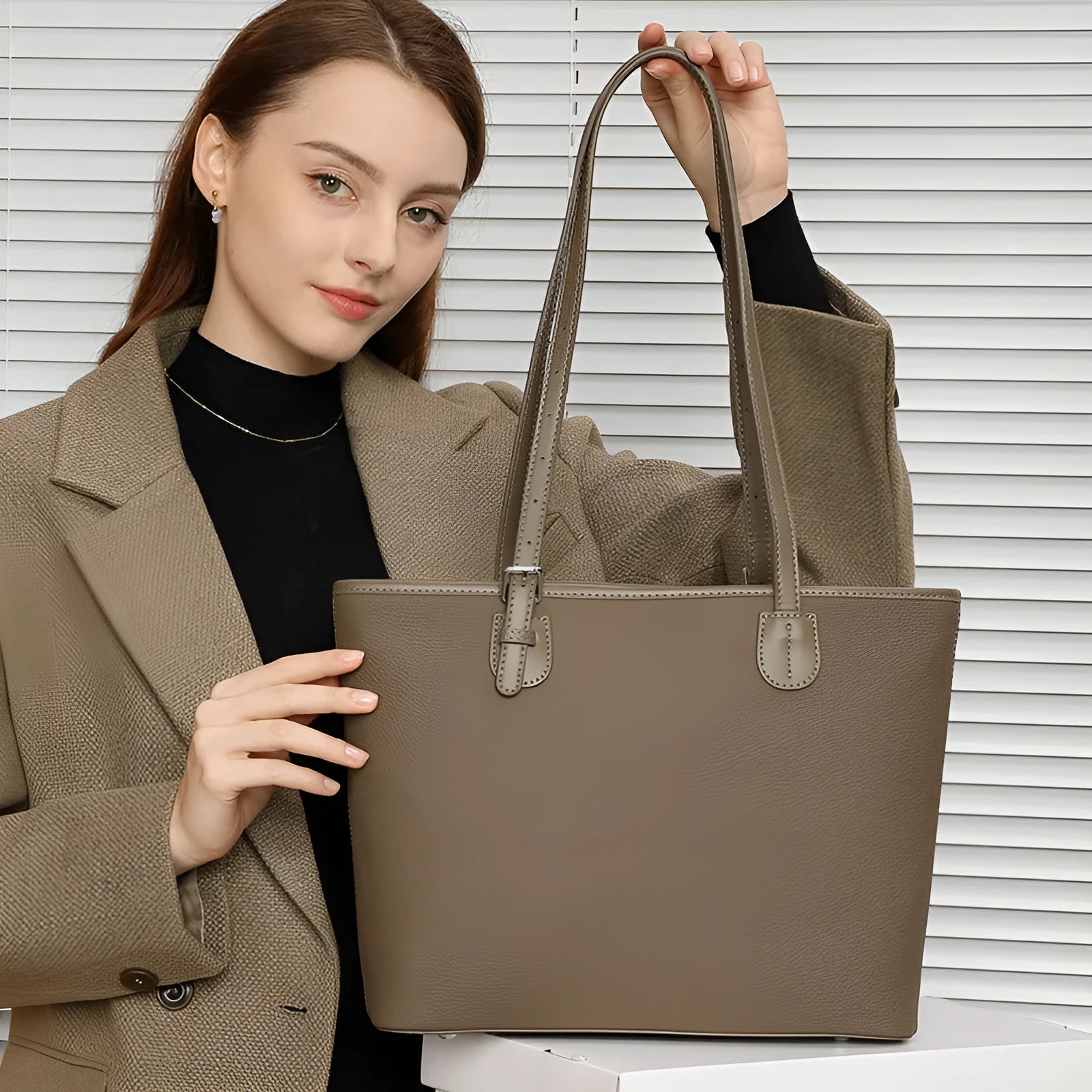 Genuine leather women's tote bag in retro style with organisational compartments