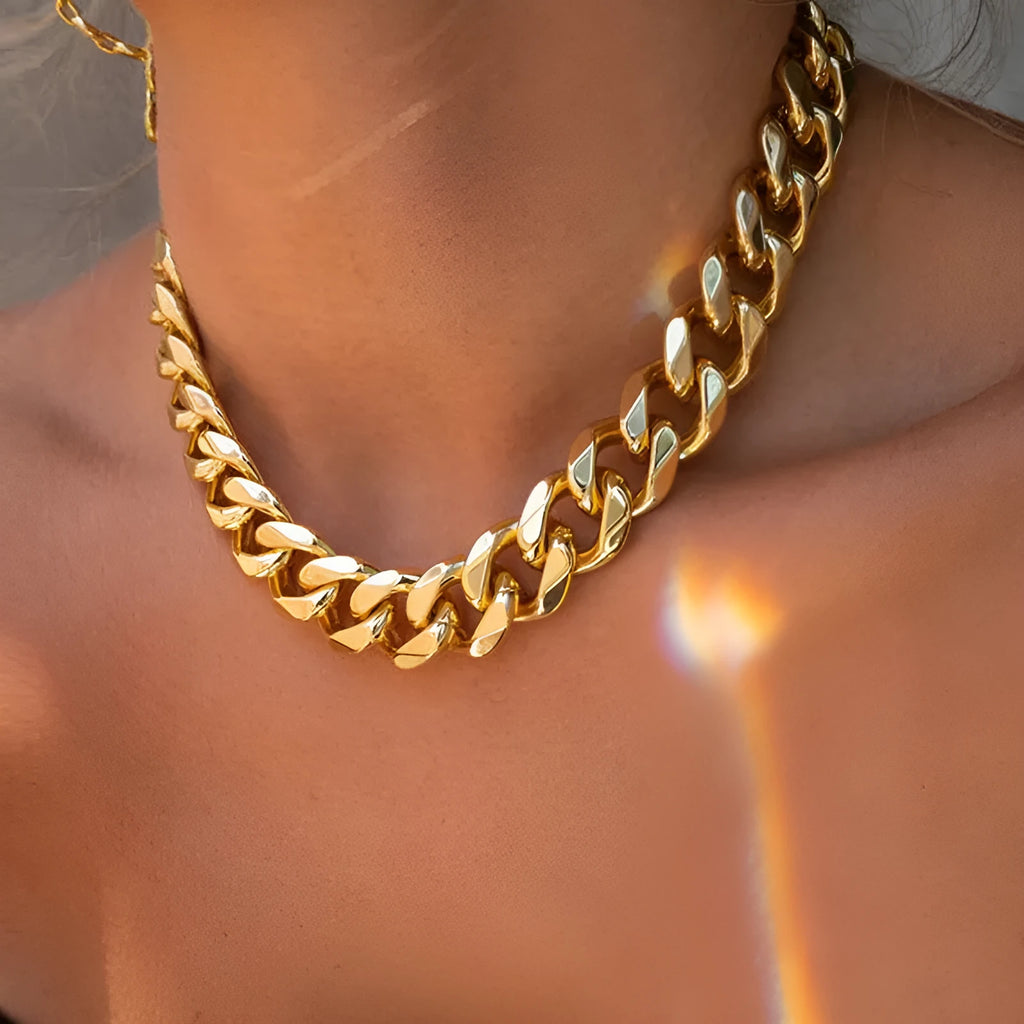 Gold thick chain necklace for women with a 6cm pendant on a 32cm chain.
