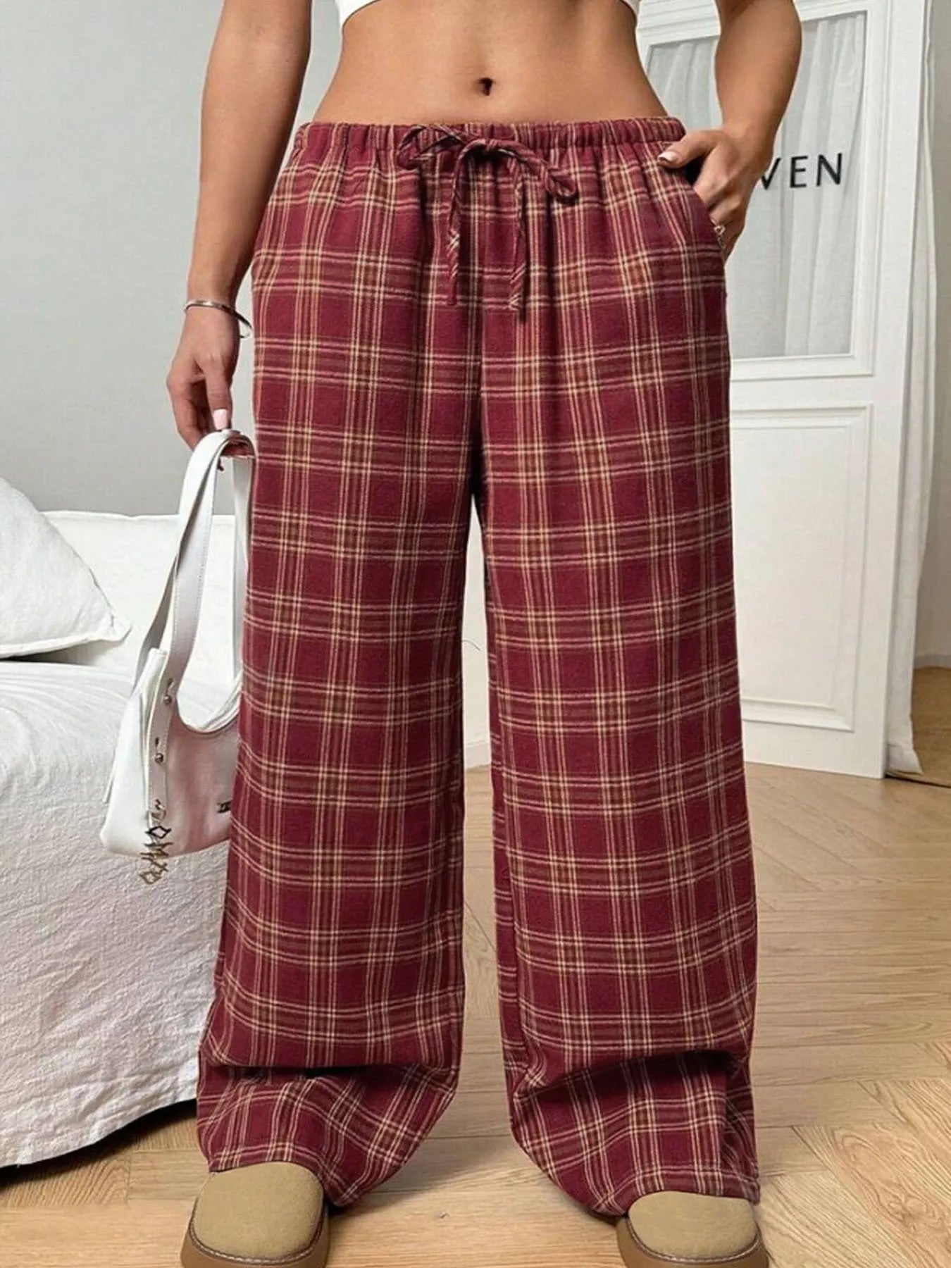 Women's plaid trousers with drawstring waist and multiple pockets in blue or red colours