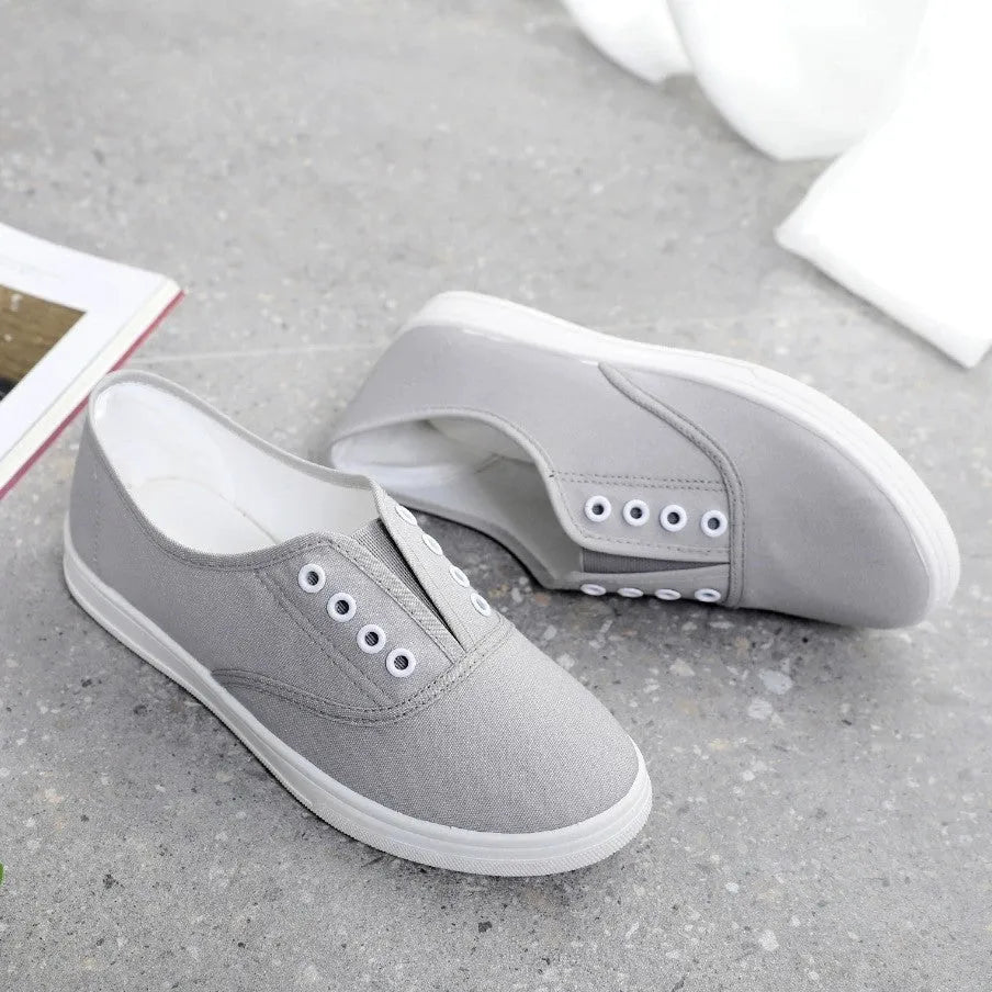 Low-top canvas casual shoes in black, available in sizes 35 to 41 with a flat plastic sole.