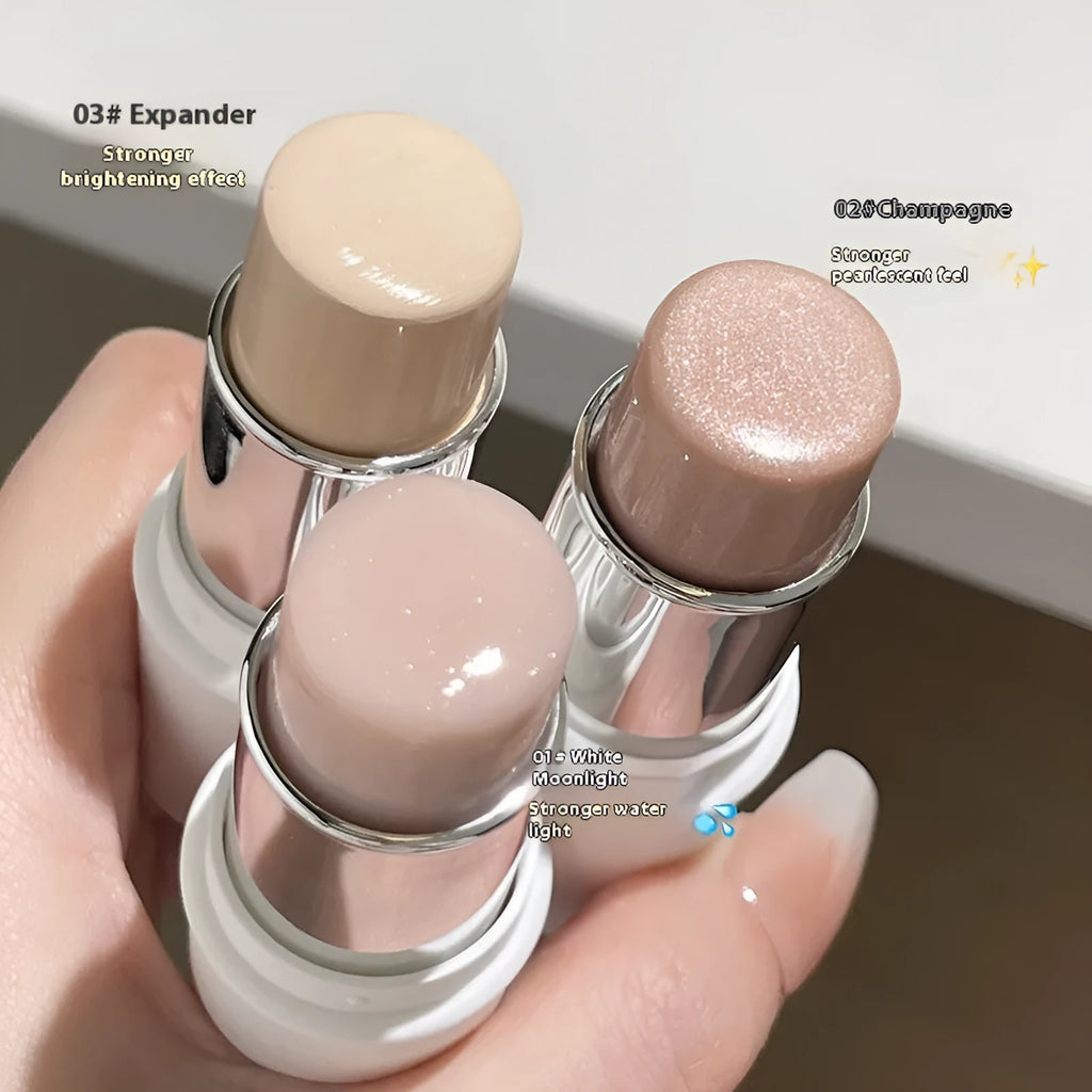 Fake Plain Face Water Light Highlighter compact in natural colour, 6g net content.