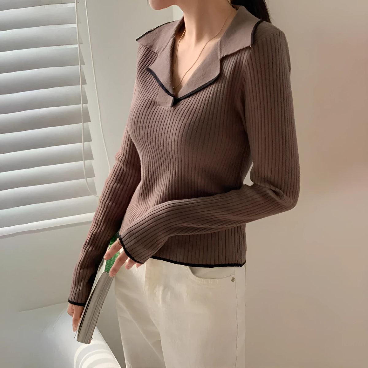 Women's v-neck hemmed pullover sweater in solid colour with vertical sunken stripe pattern, slim fit, long sleeve