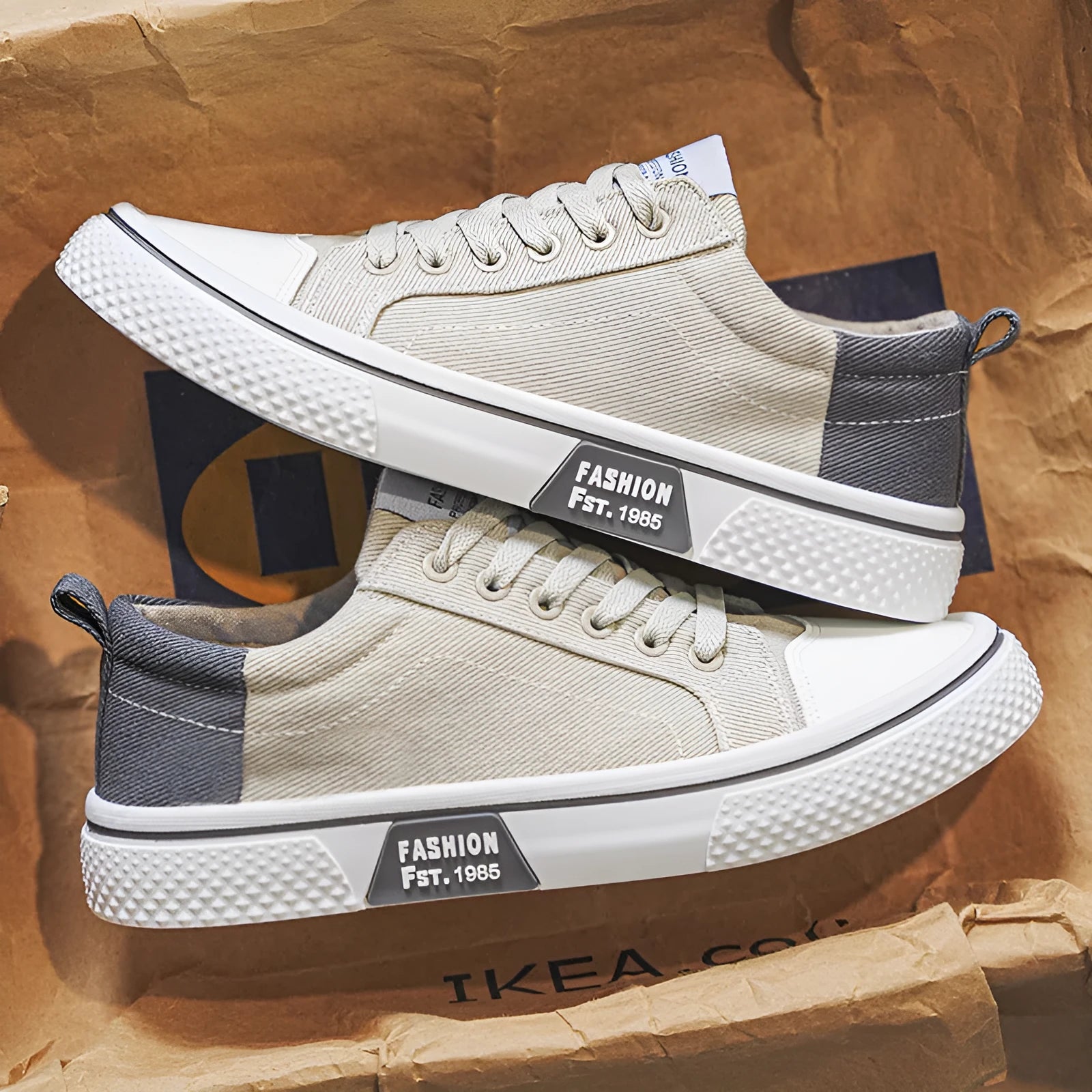 Men's soft-soled casual canvas shoes in beige with round toe and lace-up closure