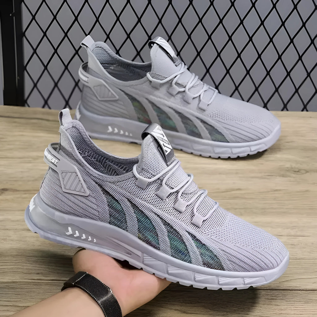 Lightweight low-top sneaker in mesh with stripe pattern and flat plastic sole.