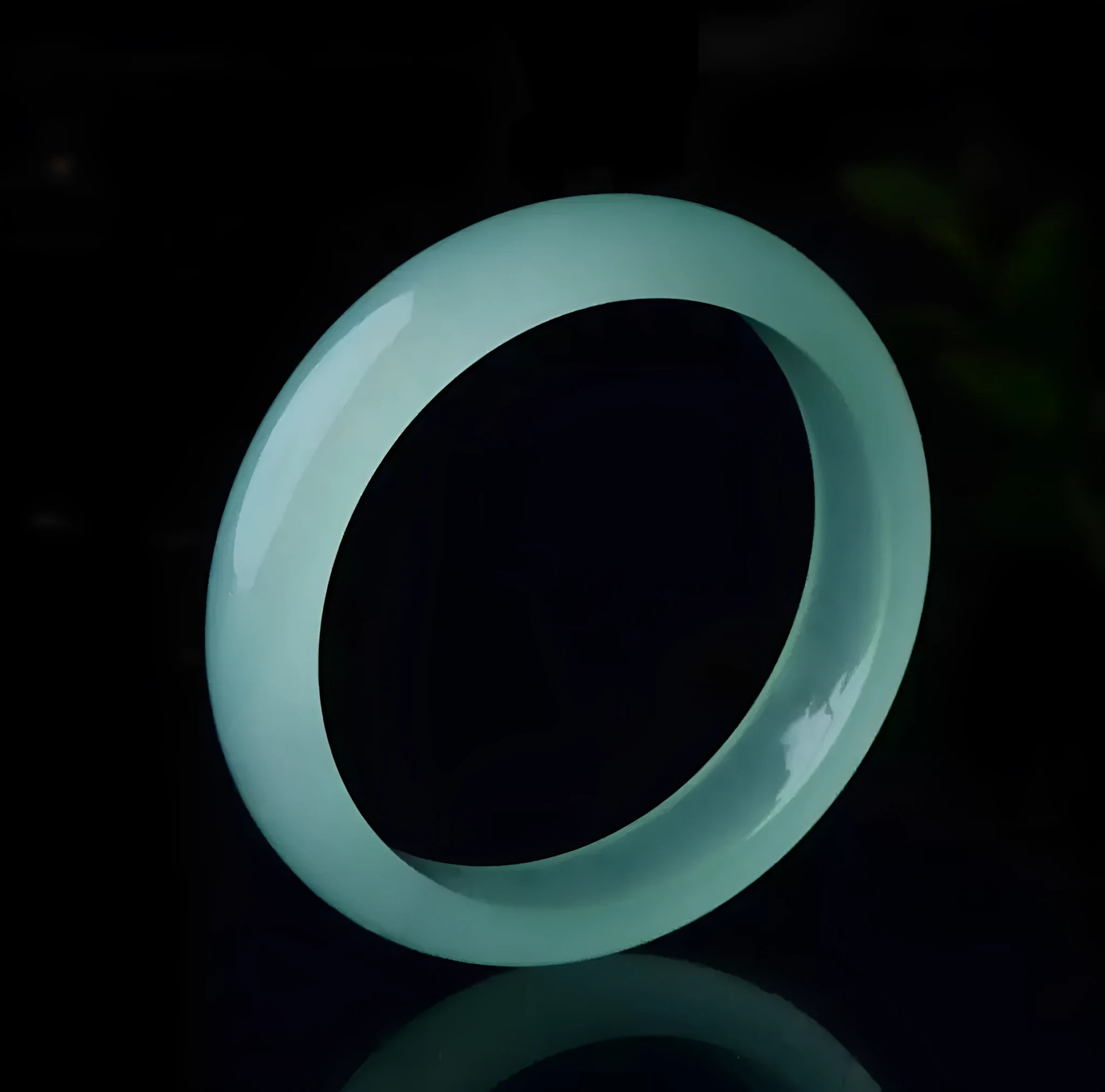 Light green jade quartz bracelet for women with modern simplicity design in blue and green colour options