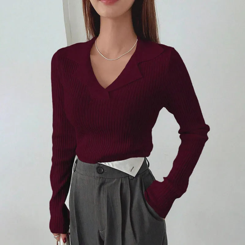Women's v-neck hemmed pullover sweater in solid colour with vertical sunken stripe pattern, slim fit, long sleeve