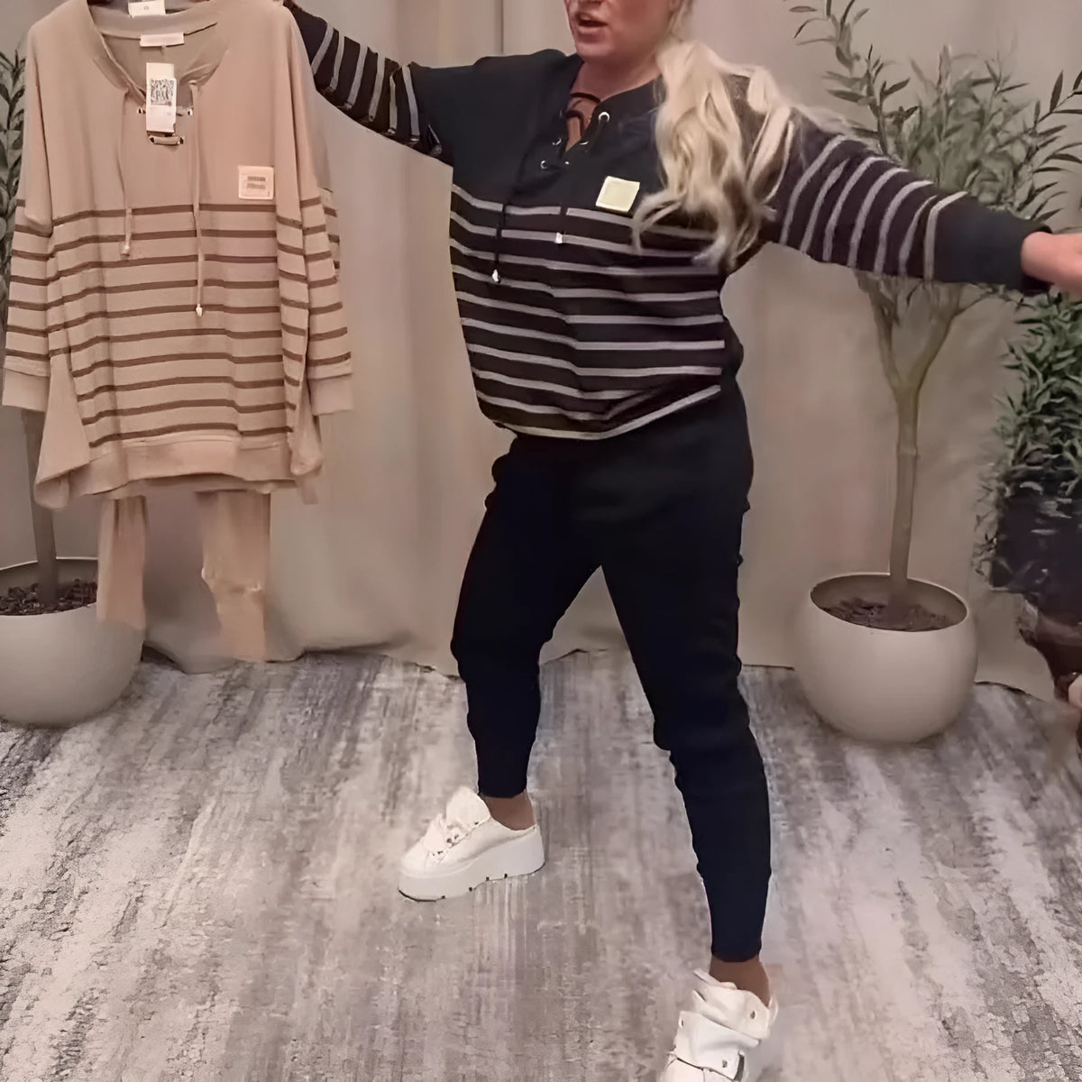 Striped sporty two-piece loose sweatshirt sweatpants set for women, black and khaki colour options, casual colour block long sleeve tracksuit