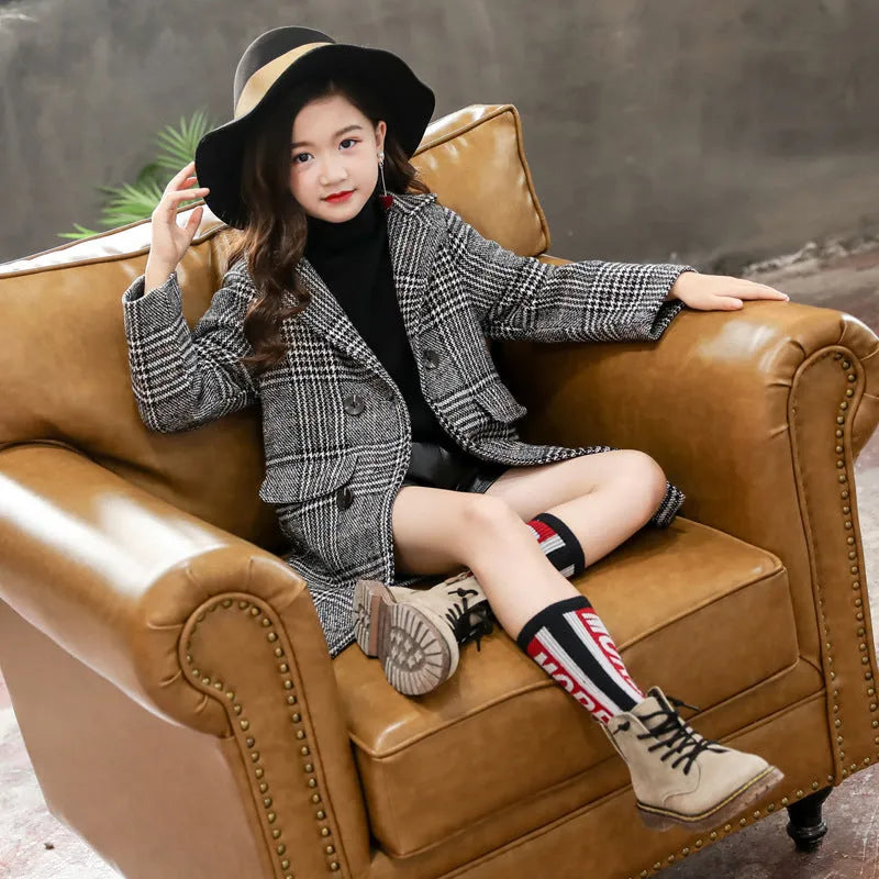 Grey houndstooth plaid coat for girls with suit collar and long sleeves.