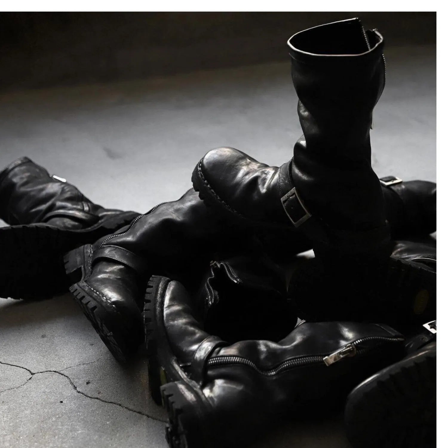 Men's black retro Martin ankle boots with side zipper and round toe design