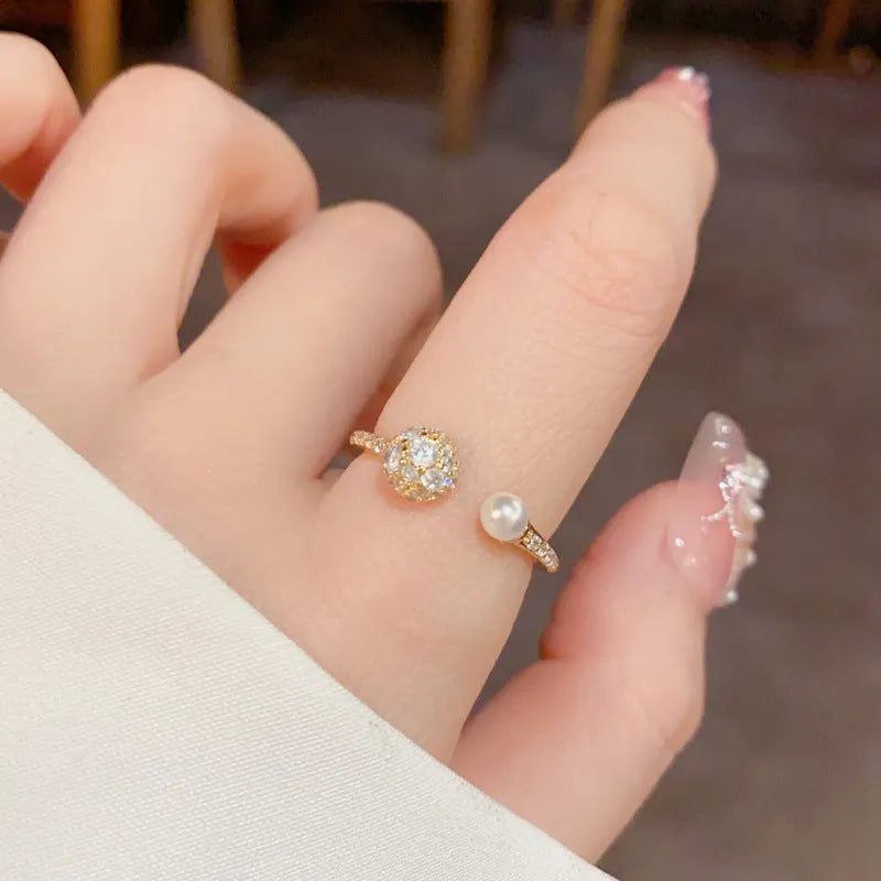 Adjustable open-end ring with round zircon pearl and thick gold plating in geometric design