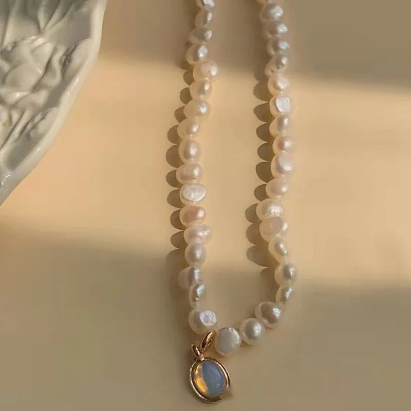 Geometric vintage pearl alloy necklace on adjustable chain from 21cm to 50cm.