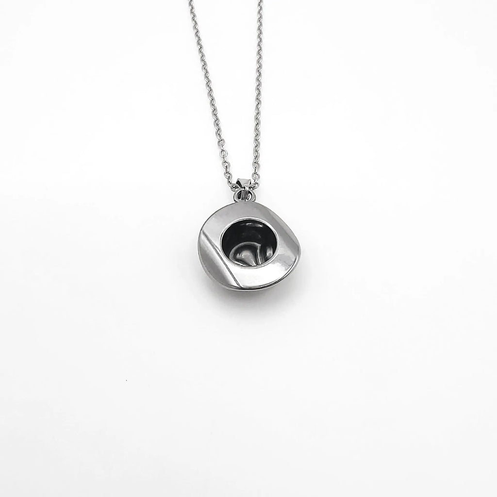 Cowboy hat punk pendant plated 18K gold on O-ring chain in gold colour with round top hat geometric shape