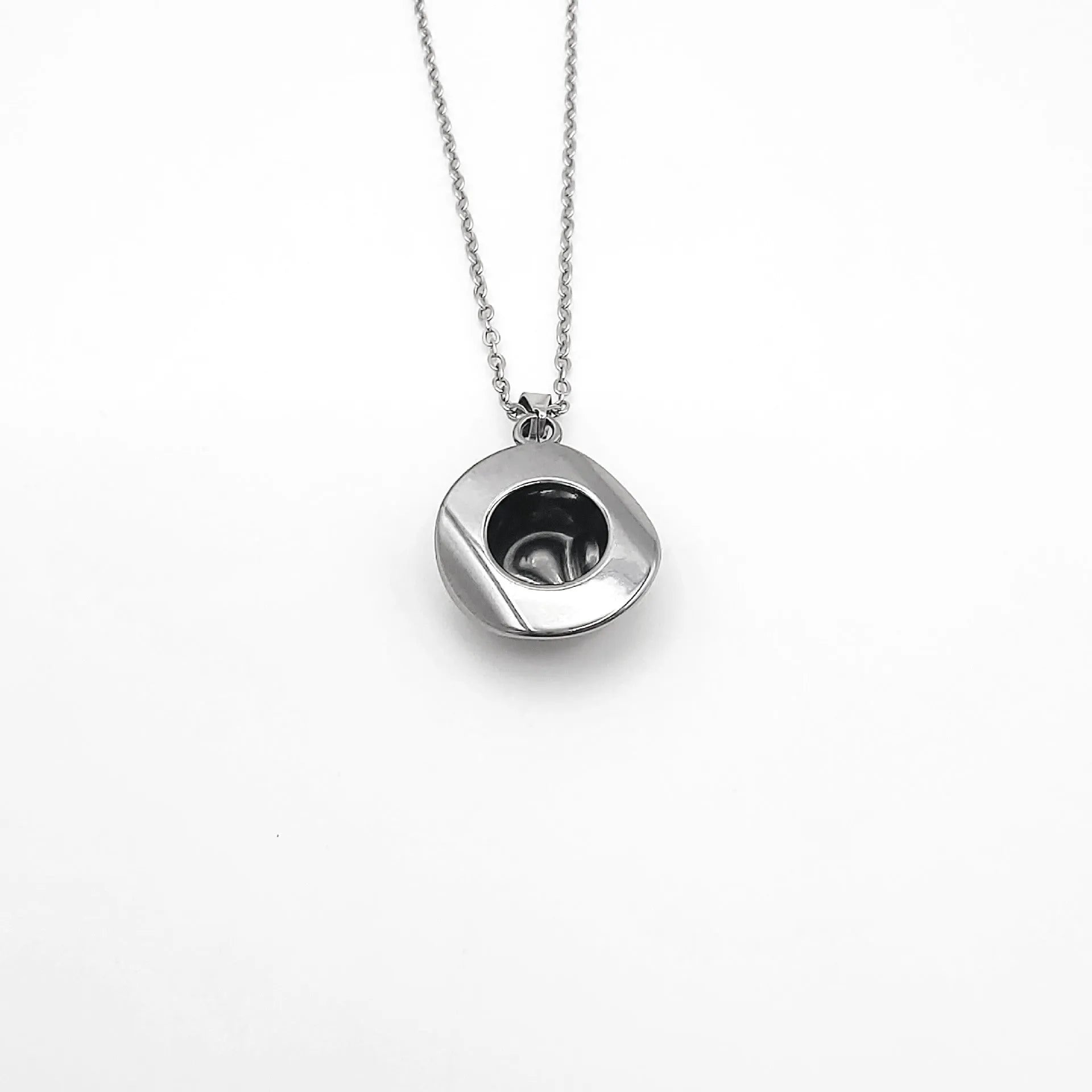 Cowboy hat punk pendant plated 18K gold on O-ring chain in gold colour with round top hat geometric shape