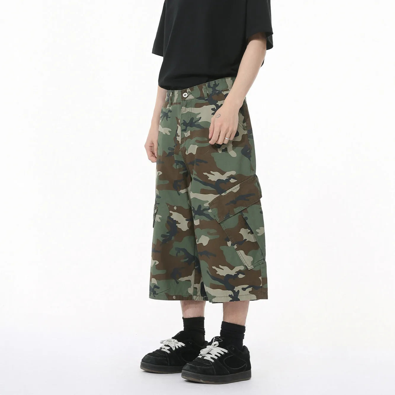 Men's cotton camouflage wide-leg loose fit cropped trousers with side stitching and large pockets