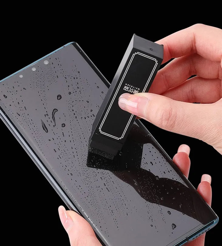 Black pack of 40 disposable screen cleaner cloths for mobile phones and tablets